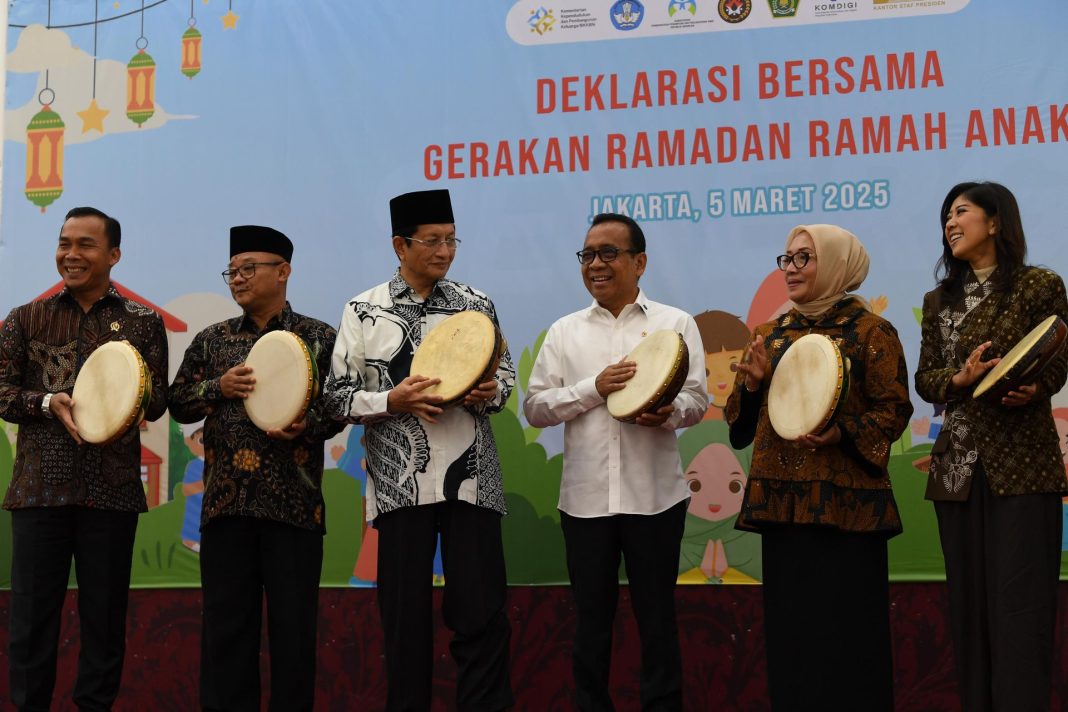 Deklarasi Gerakan Ramadan Ramah Anak ditandai dengan pemukulan rebana oleh para menteri di Aula Heritage, Kemenko PMK, Jakarta, Rabu (5/3/2025). (Dok/Kemendikdasmen)