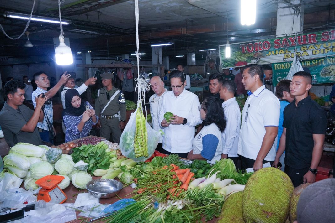 Wali Kota Medan, Rico Tri Putra Bayu Waas, saat memantau harga bahan pokok di Pasar Petisah, Rabu (5/3/2025). (Dok/Diskominfo Medan)