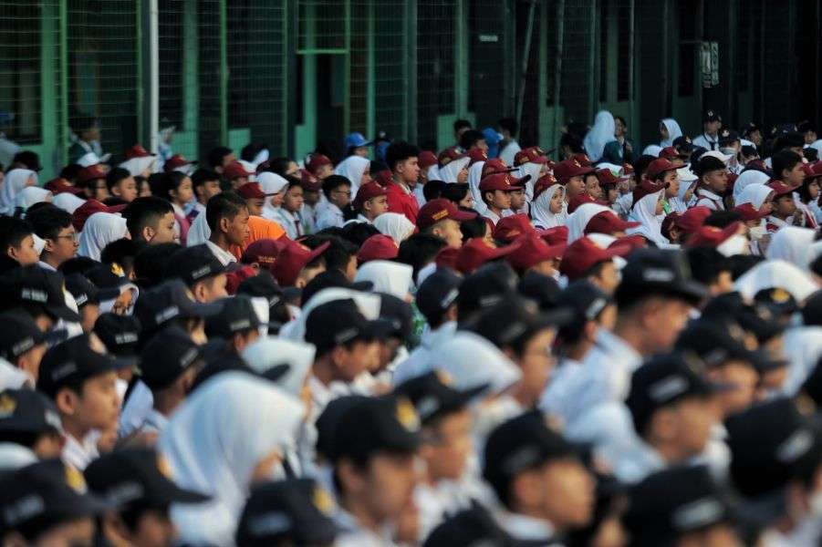 Ratusan peserta didik tingkat SD dan SMP mengikuti kegiatan upacara bendera di salah satu sekolah di Kota Bandung. (Dok/Diskominfo Bandung)