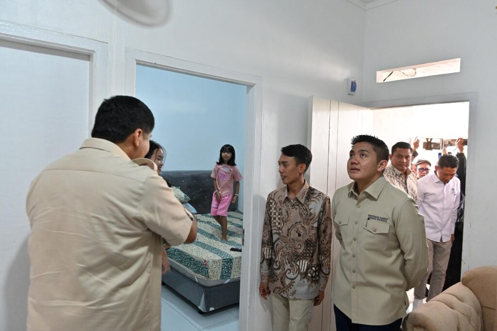 Sekretaris Kabinet (Seskab) Teddy Indra Wijaya bersama dengan Menteri Perumahan dan Kawasan Permukiman (PKP) Maruarar Sirait meninjau salah satu rumah subsidi untuk guru di Perumahan Pesona Kahuripan 10, Cileungsi, Jawa Barat, Selasa (25/03/2025).