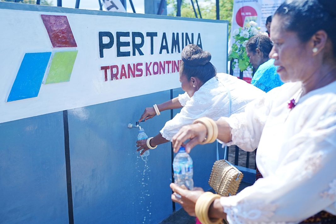 Warga mengisi air bersih dari sarana yang dibangun melalui program CSR PT Pertamina (Persero). (Dok/Pertamina)