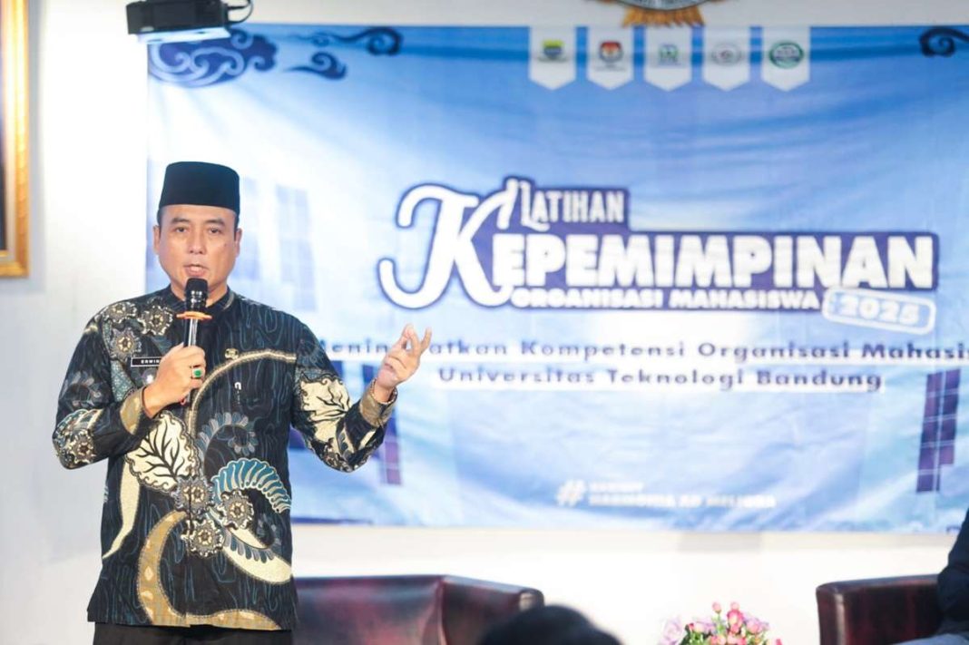 Wakil Wali Kota Bandung, Erwin, saat memberikan motivasi dalam kegiatan Latihan Kepemimpinan Organisasi Mahasiswa di Kampus 1 Universitas Teknologi Bandung, Sabtu (15/3/2025). (Dok/Diskominfo Bandung)