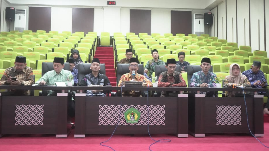 Kepala MAN 2 Kota Malang, Samsudin, didampingi jajaran Wakil Kepala Madrasah dan Ketua Komite, Agus Maimun, saat memimpin pertemuan perdana bersama orang tua calon peserta didik baru Tahun Pelajaran 2025/2026 secara daring, Sabtu (22/3/2025). (Dok/Kemenag)