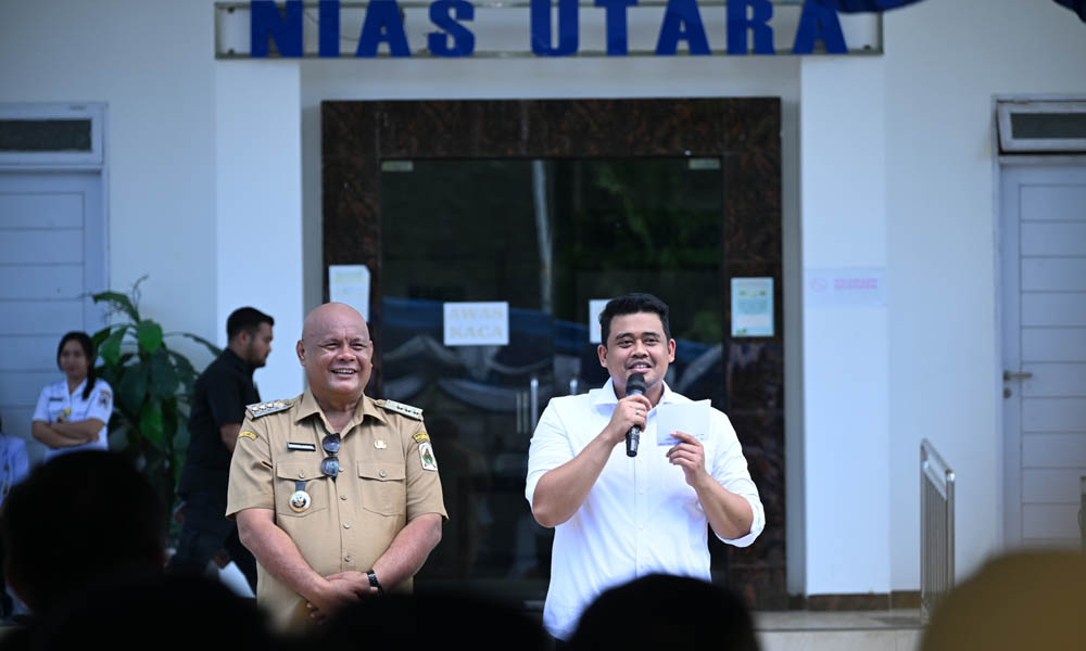 Gubernur Sumatera Utara Muhammad Bobby Afif Nasution (kanan) bersama Bupati Nias Utara Amizaro Waruwu (kiri) saat memberikan keterangan kepada tenaga kesehatan di RSUD Tafaeri, Nias Utara, Senin (10/3/2025). (Dok/Diskominfo Sumut)