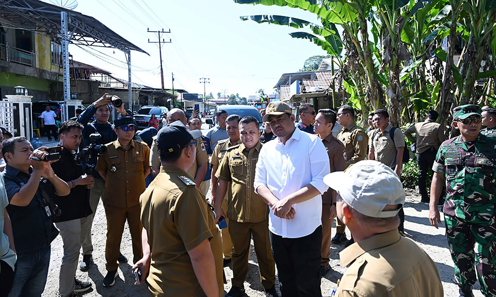 Gubernur Sumatera Utara Muhammad Bobby Afif Nasution meninjau kondisi jalan di Kepulauan Nias bersama jajaran pemerintah daerah, Senin (10/3/2025). (Dok/Diskominfo Sumut)