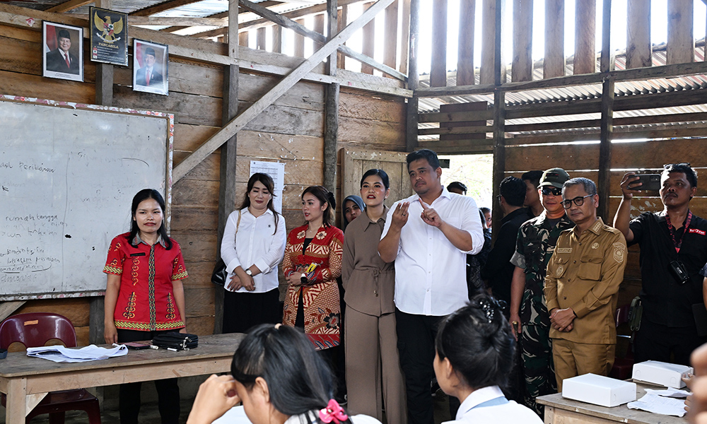 Gubernur Sumatera Utara Muhammad Bobby Afif Nasution bersama Ketua TP PKK Sumut Kahiyang Ayu meninjau kondisi ruang kelas di SMKN 1 Gido, Nias, Senin (10/3/2025). (Dok/Diskominfo Sumut)