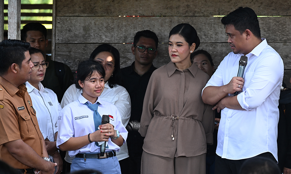 Gubernur Sumut Bobby Nasution (kanan) bersama Ketua TP PKK Sumut Kahiyang Ayu (tengah) berdialog dengan Fani Putri Zelita Gulo (kiri), siswi SMKN 1 Gido, Nias, Senin (10/3/2025). (Dok/Diskominfo Sumut)