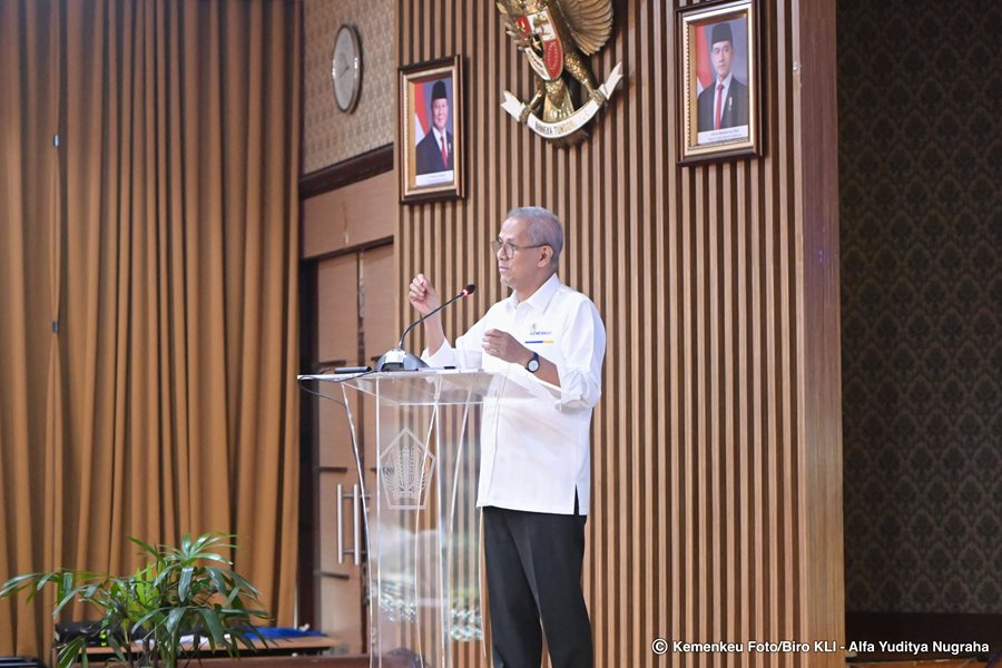 Wamenkeu Anggito Abimanyu memberikan sambutan dalam acara Penguatan Komitmen Kemenkeu dalam Implementasi Manajemen Risiko melalui Sertifikasi GRCE di Kantor Pusat Kemenkeu, Jakarta, Senin (17/3/2025). (Dok/Kemenkeu)