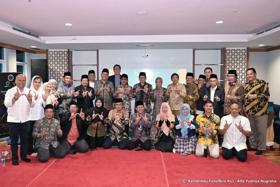 Wamenkeu Anggito Abimanyu berfoto bersama peserta Diskusi Kelompok Terarah bertema “Pajak dan ZISWAF: Kreativitas Funding dalam Islam Untuk Kesejahteraan Umat” yang diselenggarakan oleh Majelis Ulama Indonesia (MUI) di Jakarta, Kamis (13/3/2025). (Dok/Kemenkeu)