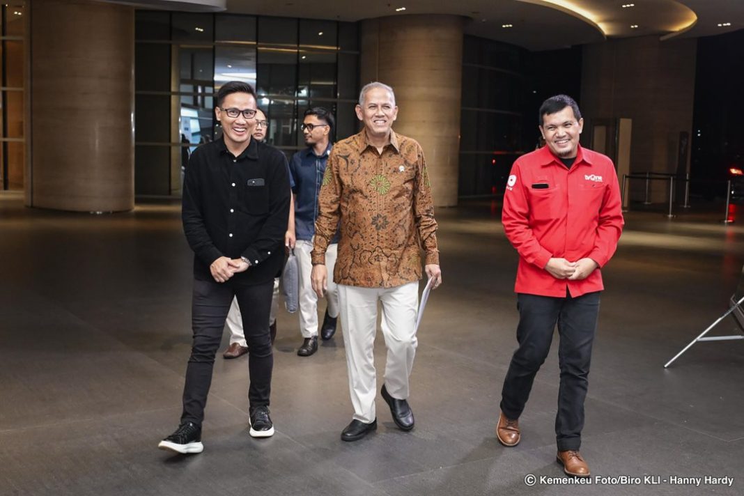 Wamenkeu Anggito Abimanyu (tengah) tiba di lokasi Indonesia Business Forum didampingi perwakilan TV One, Rabu (5/3/2025). (Dok/Kemenkeu)