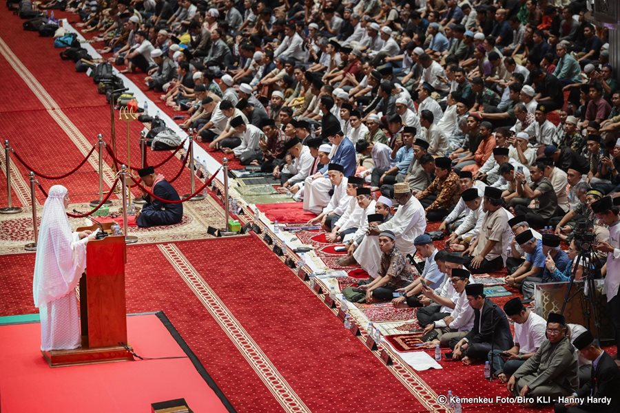 Menkeu Sri Mulyani saat memberikan sambutan dalam salat tarawih berjamaah di Masjid Istiqlal, Jakarta, pada Jumat (7/3/2025). (Dok/Kemenkeu)