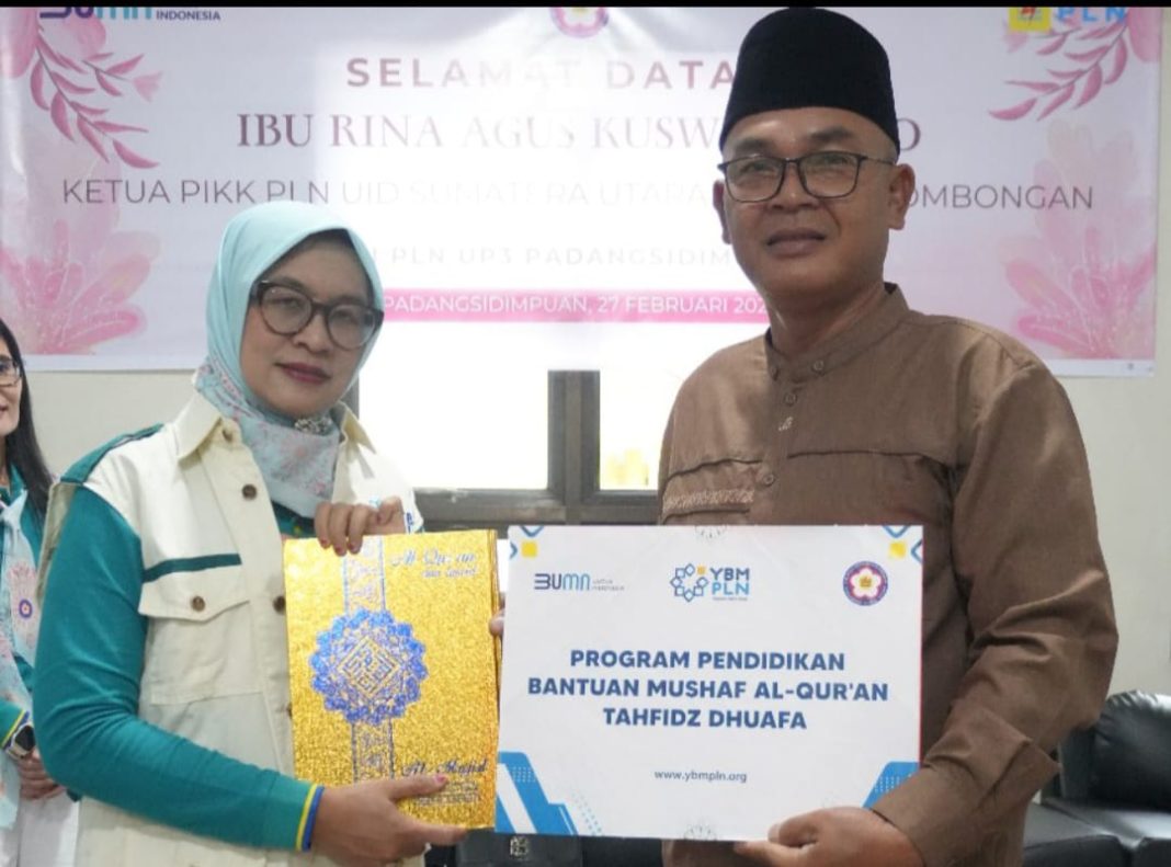 Penyerahan Mushaf Al Qur'an oleh Ketua PIKK PLN UID Sumut yang diterima oleh perwakilan pesantren. (Dok/PLN)