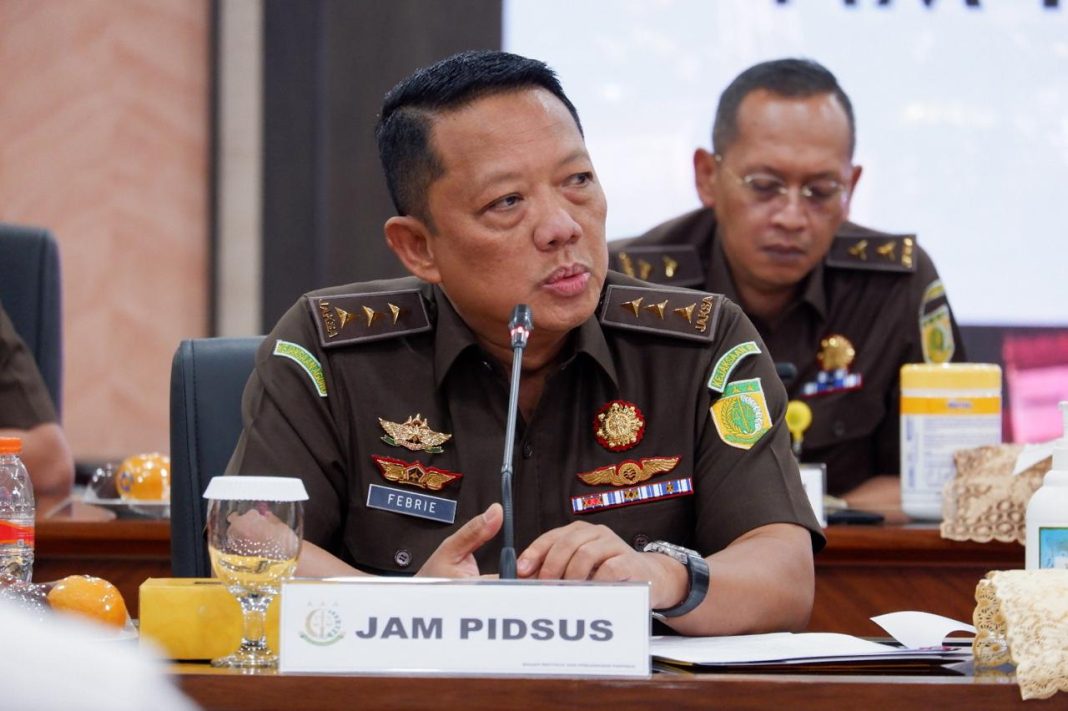 Jaksa Agung Muda Tindak Pidana Khusus (JAM PIDSUS) Kejaksaan Agung memimpin konferensi pers terkait penyelidikan kasus dugaan korupsi dalam tata kelola minyak mentah dan produk kilang di PT Pertamina.