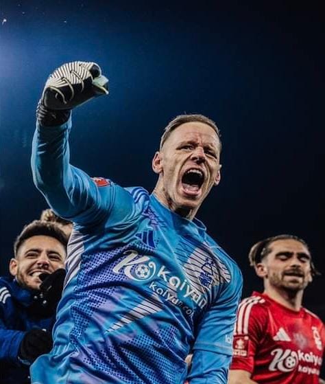 Penjaga gawang Nottingham Forest Matz Sels melakukan selebrasi usai Forest menang adu penalti atas Ipswich Town di laga 16 besar Piala FA.