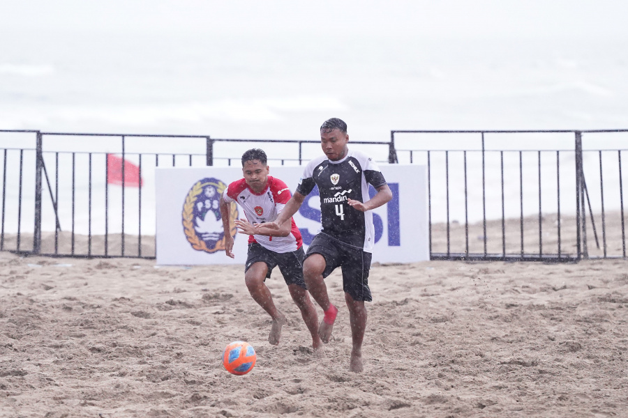 Dua pemain Timnas Sepakbola Pantai Indonesia dalam sesi latihan di Tanjung Benoa, Bali, sebagai persiapan menuju AFC Beach Soccer Asian Cup 2025.