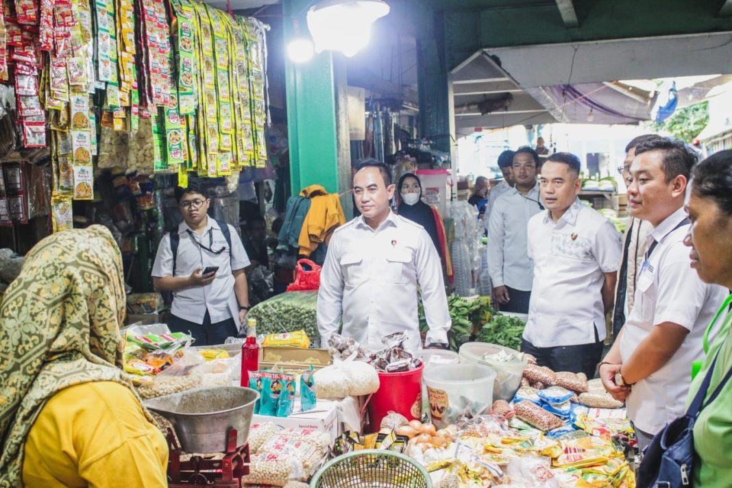 Brigjen Joko Prihadi bersama tim Satgas Pangan Bareskrim Polri saat melakukan inspeksi harga dan ketersediaan bahan pangan di Pasar Jaya Kramatjati, Jakarta Timur.