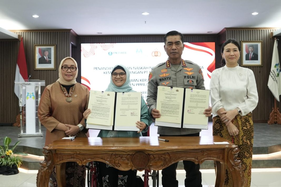 Menteri PPPA Arifatul Choiri Fauzi bersama Kabareskrim Polri Komjen Pol Wahyu Widada dan perwakilan Peradi saat menandatangani kerja sama percepatan penanganan kasus kekerasan terhadap perempuan dan anak di Jakarta, Selasa (4/3/2024).