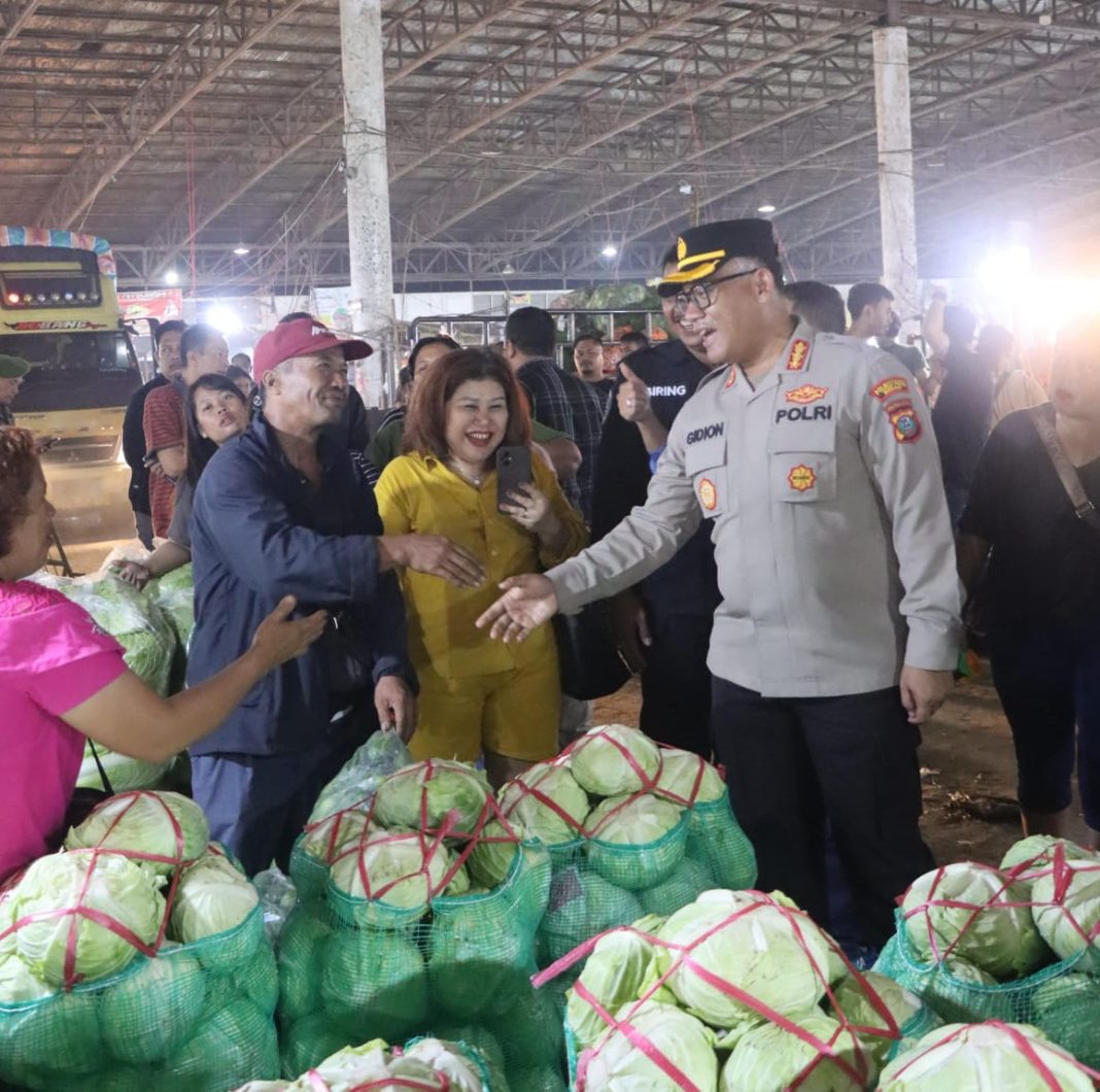 Kapolrestabes Medan Kombes Pol Gidion Arif Setyawan berinteraksi dengan pedagang dan warga saat melakukan patroli dan sidak sembako Bulan Ramadan di Pasar Induk, Sunggal, Selasa (4/3/2025). (Dok/Polrestabes)