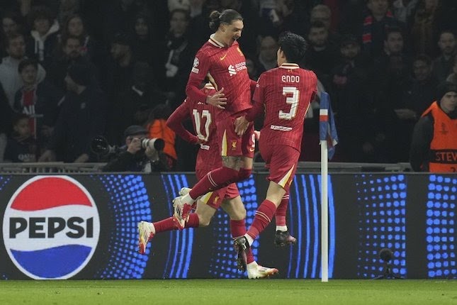 Pemain Liverpool, termasuk Darwin Nunez, merayakan gol Harvey Elliot ke gawang PSG di Liga Champions 2024/2025.