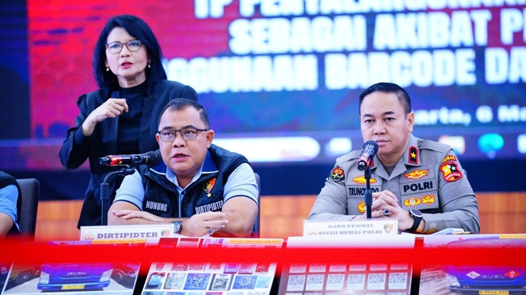 Dirttipidter Bareskrim Polri Brigjen Pol Nunung (kiri) bersama Karo Penmas Divisi Humas Polri Brigjen Pol Trunoyudo Wisnu Andiko (kanan) saat konferensi pers pengungkapan kasus penyalahgunaan BBM bersubsidi di Jakarta.