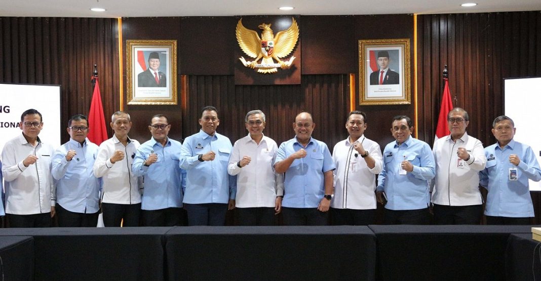 Ketua KPK Setyo (tengah) bersama jajaran Badan Gizi Nasional (BGN) dalam pertemuan di Gedung Merah Putih KPK, Jakarta.