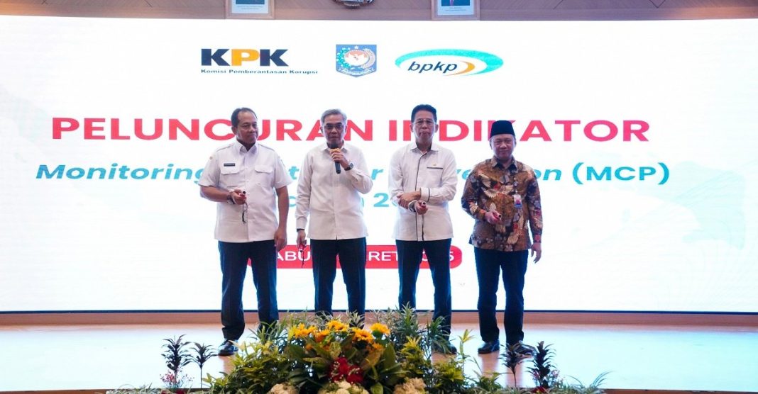 Ketua KPK Setyo Budiyanto (dua dari kiri) bersama jajaran KPK, Kemendagri, dan BPKP saat meluncurkan indikator terbaru Monitoring Center for Prevention (MCP) 2025 di Gedung ACLC C1 KPK, Jakarta.