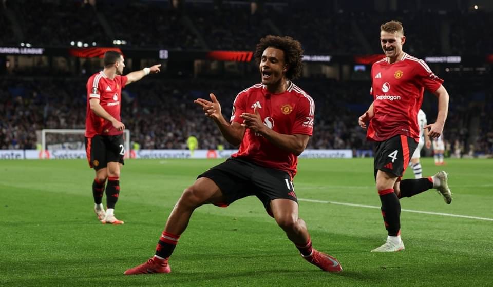 Penyerang Manchester United Joshua Zirkzee melakukan selebrasi usai mencetak gol ke gawang Real Sociedad di laga leg pertama 16 besar Liga Europa.