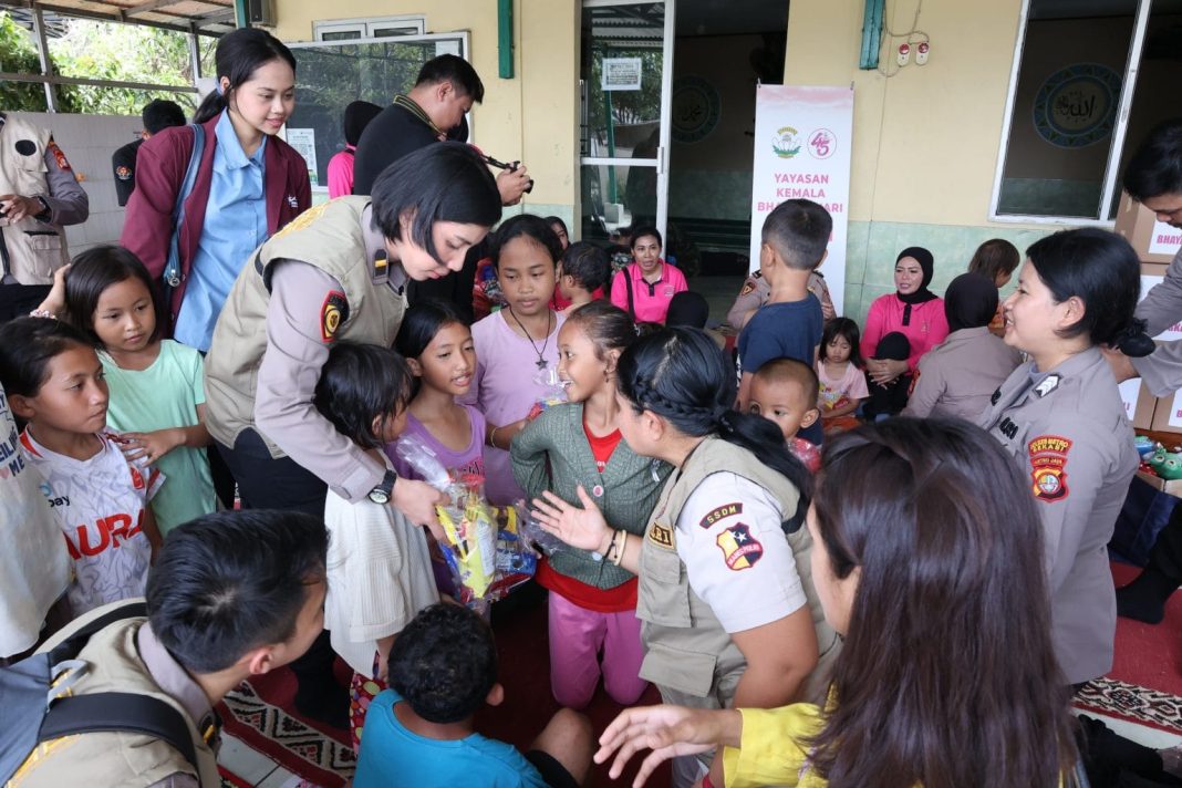 Sejumlah anggota Polri memberikan bantuan makanan ringan kepada anak-anak terdampak banjir di Tambun Utara, Bekasi, dalam kegiatan trauma healing yang diselenggarakan oleh SSDM Polri.