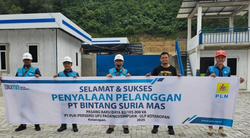 Ceremony penyalaan listrik pelanggan PT Bintang Suria Mas bersama tim PLN ULP Kotanopan. (Dok/PLN)