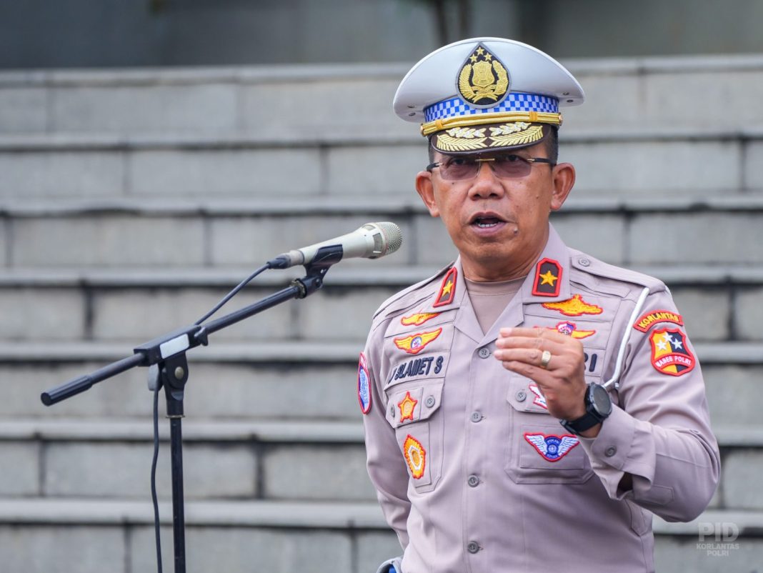 Dirgakkum Korlantas Polri Brigjen Pol Raden Slamet Santoso memberikan keterangan pers terkait kesiapan Operasi Ketupat 2025 di Jakarta.