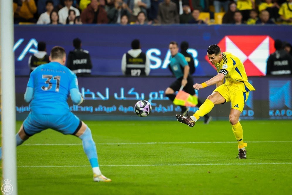 Cristiano Ronaldo mencetak gol dalam laga Al Nassr vs Al Shabab, Sabtu (8/3/2025).