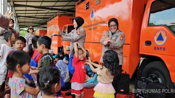 Sejumlah Polwan Polda Metro Jaya menghibur anak-anak terdampak banjir di Perumahan Pondok Gede Permai, Kota Bekasi, dalam upaya pemulihan trauma, Jumat (7/3/2025).