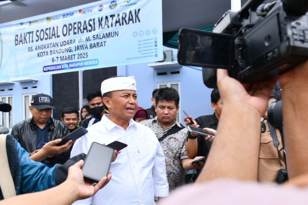 Menteri Sosial RI Saifullah Yusuf memberikan keterangan kepada media saat meninjau operasi katarak gratis di RSAU dr M Salamun, Kota Bandung, Jumat (7/3/2025).