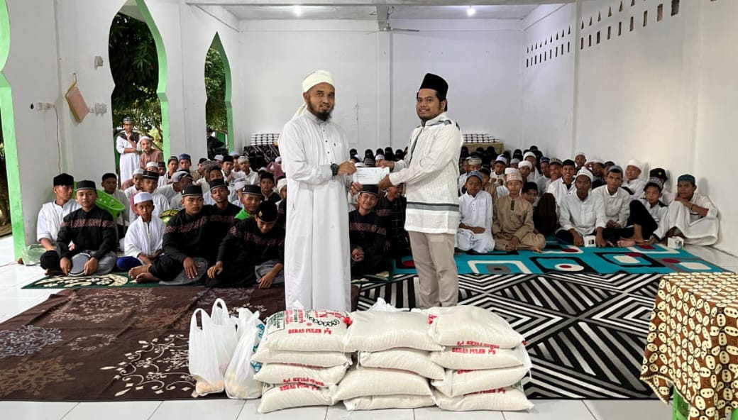 Penyerahan paket berkah Ramadan yang disampaikan oleh Manajer ULP Aek Nabara kepada Ketua Yayasan Raudhatul Ulum. (Dok/PLN)