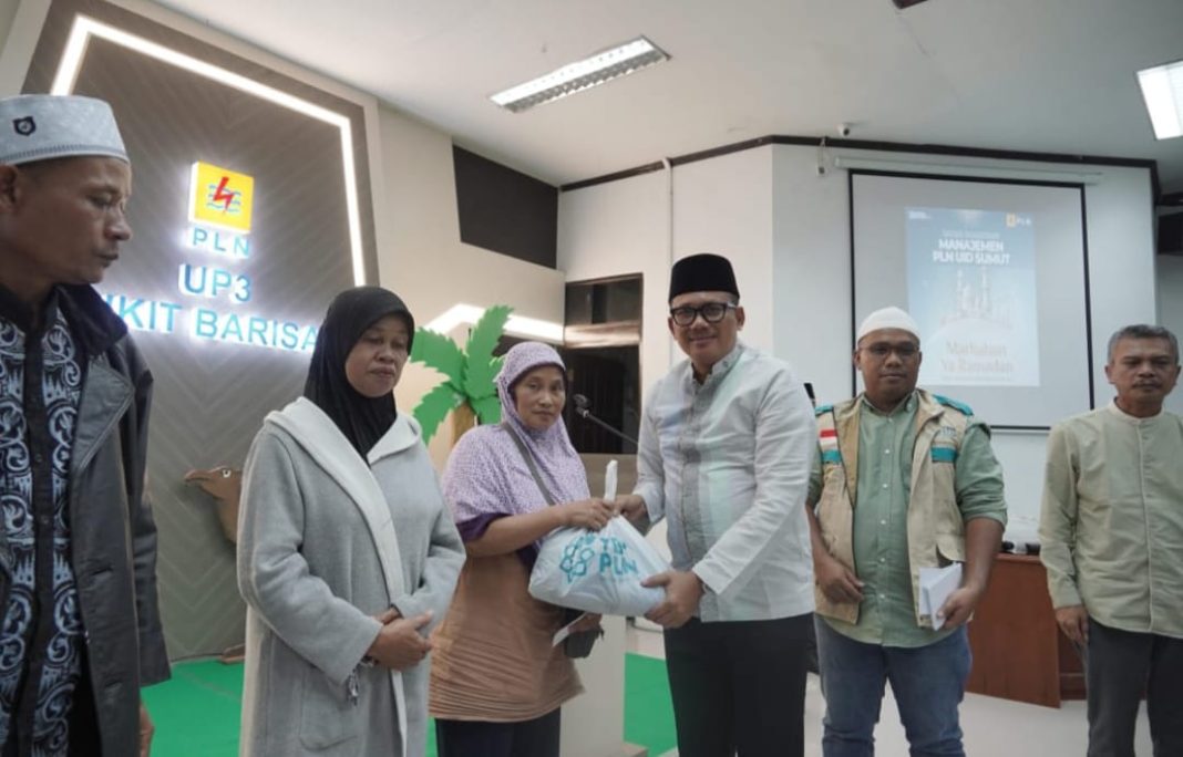 General Manager PLN UID Sumut, Agus Kuswardoyo menyerahkan bingkisan Ramadhan kepada penerima manfaat. (Dok/PLN)