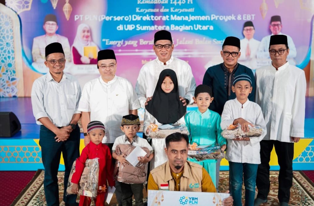 PLN UIP Sumbagut mengadakan silaturahmi dan buka bersama serta berbagi kebahagiaan Ramadhan kepada Anak Yatim dan kaum Dhuafa di Medan, saat foto bersama, Kamis lalu (6/3/2025). (Dok/PLN)