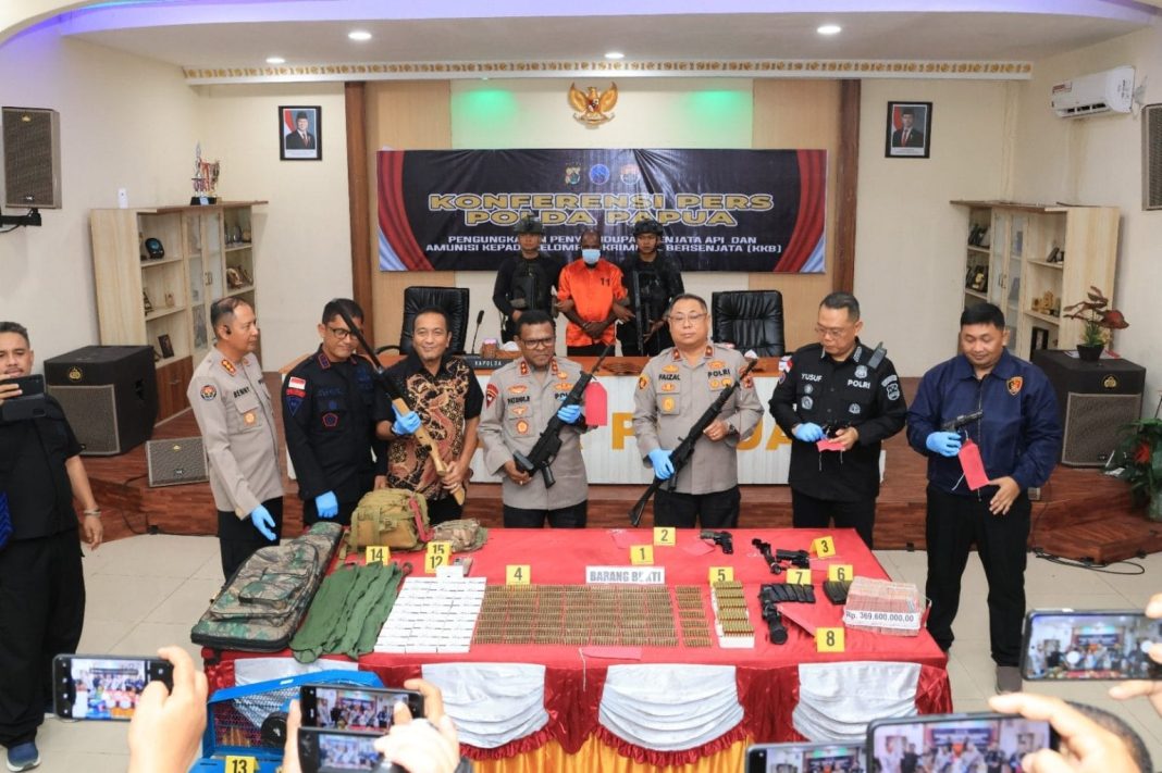 Brigjen Pol Dr Faizal Ramadhani dan Kombes Pol Yusuf Sutejo menunjukkan barang bukti senjata api dan amunisi hasil pengungkapan penyelundupan ke KKB dalam konferensi pers di Mapolda Papua.