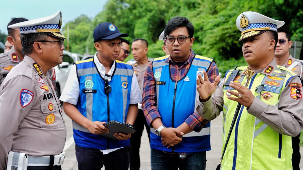 Kakorlantas Polri Irjen Pol Agus Suryonugroho berdiskusi dengan Direktur Utama PT Jasa Marga Transjawa Tol Yoga Tri Anggoro dan jajaran kepolisian dalam peninjauan Tol Fungsional Japek Selatan.