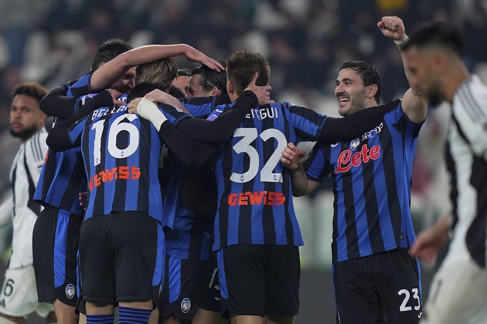 Skuad Atalanta merayakan gol Marten de Roon ke gawang Juventus di Allianz Stadium, Senin (10/3/2025).