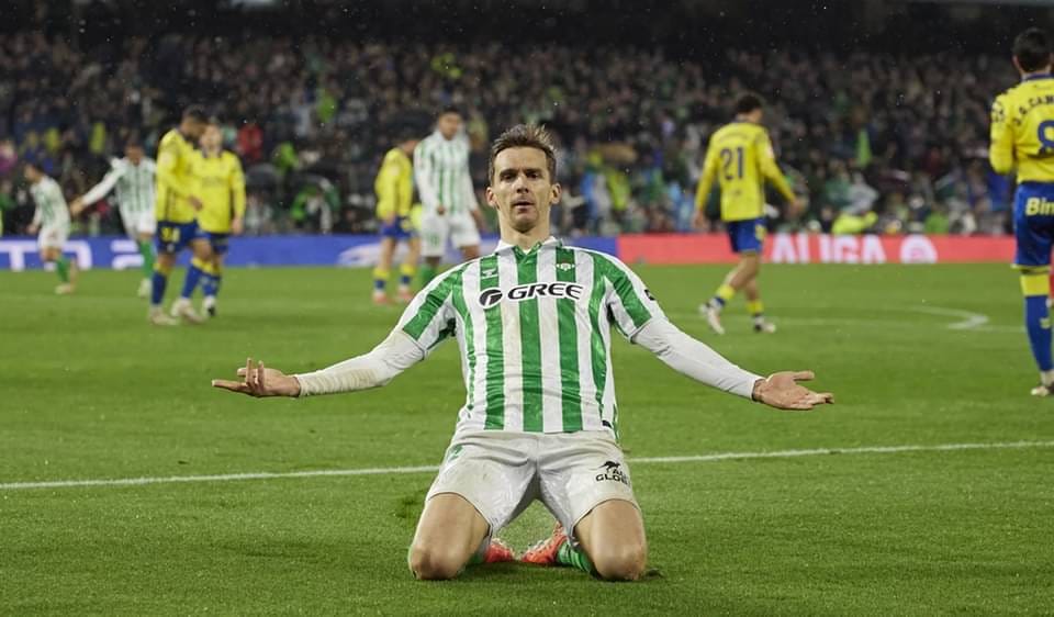 Real Betis berhasil mengamankan tiga poin penting usai menundukkan UD Las Palmas dengan skor 1-0 di Estadio Benito Villamarin.