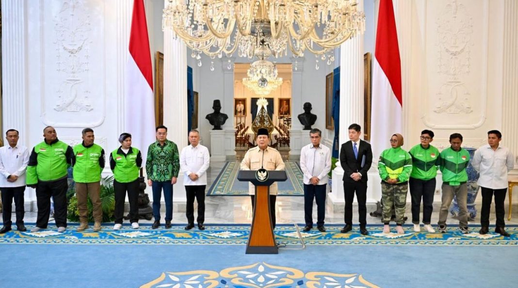 Presiden Prabowo Subianto menyampaikan keterangan persnya terkait kebijakan THR dan bonus hari raya di Istana Merdeka, Jakarta, pada Senin (10/3/2025).