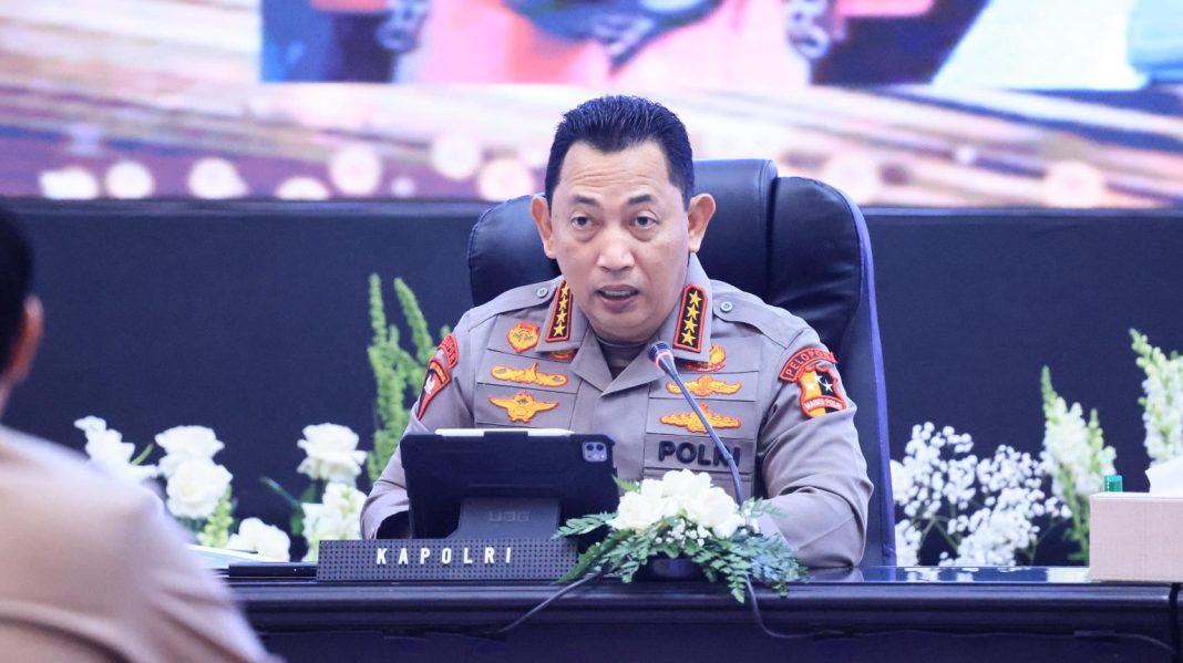 Kapolri Jenderal Polisi Listyo Sigit Prabowo memberikan keterangan pers usai rapat koordinasi lintas sektoral terkait kesiapan Operasi Ketupat 2025 di Jakarta, Senin (10/3/2025).