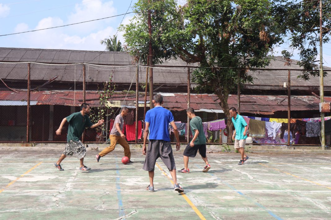 Pasien RSJ Prof Dr Muhammad Ildrem bermain futsal sebagai bagian dari terapi psikososial yang bertujuan meningkatkan fokus, koordinasi, serta keterampilan sosial.