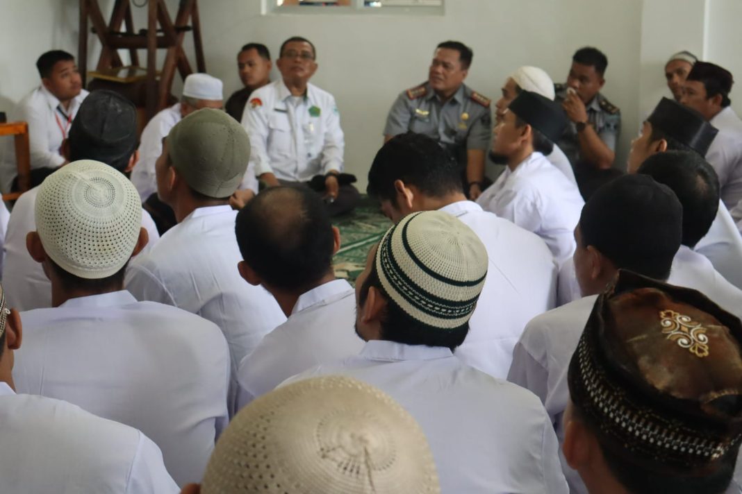 Warga binaan Lapas Kelas IIA Pancurbatu mengikuti kajian agama dalam kegiatan Pesantren Ramadhan 1446 H di Masjid At-Taubah, Senin (10/3/2025).