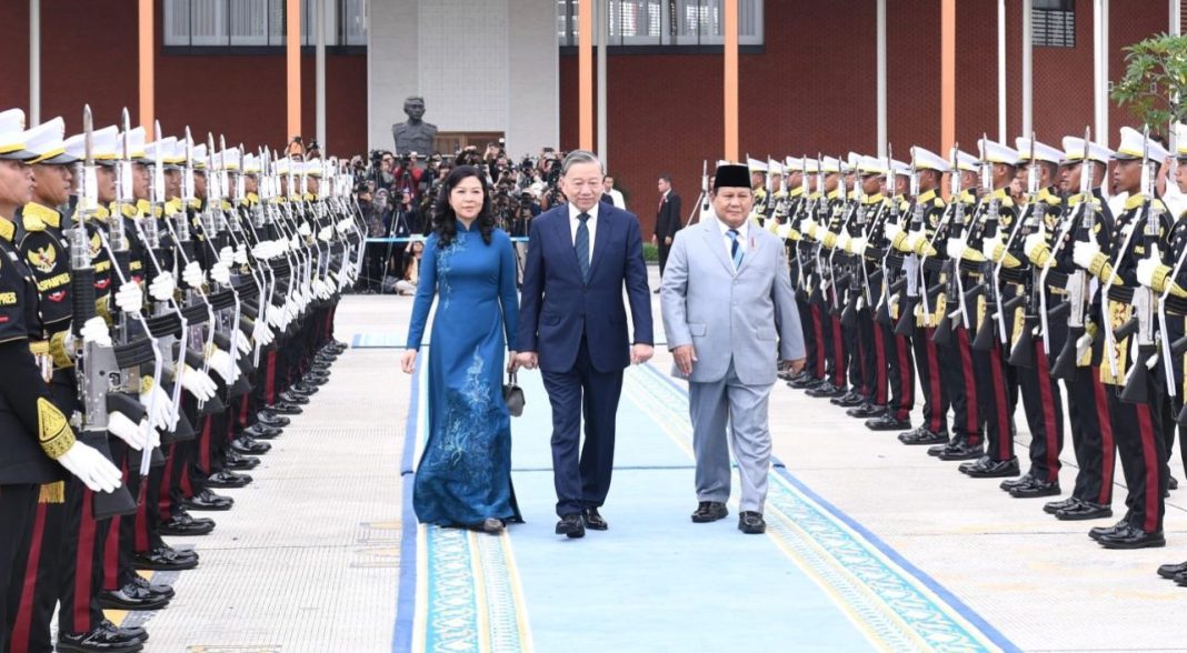 Presiden Prabowo Subianto secara langsung mengantarkan keberangkatan Sekretaris Jenderal Komite Sentral Partai Komunis Viet Nam (PKV), Tô Lâm beserta Ibu Ngo Phu'o'ng Ly ke Singapura pada Selasa (11/3/2025).