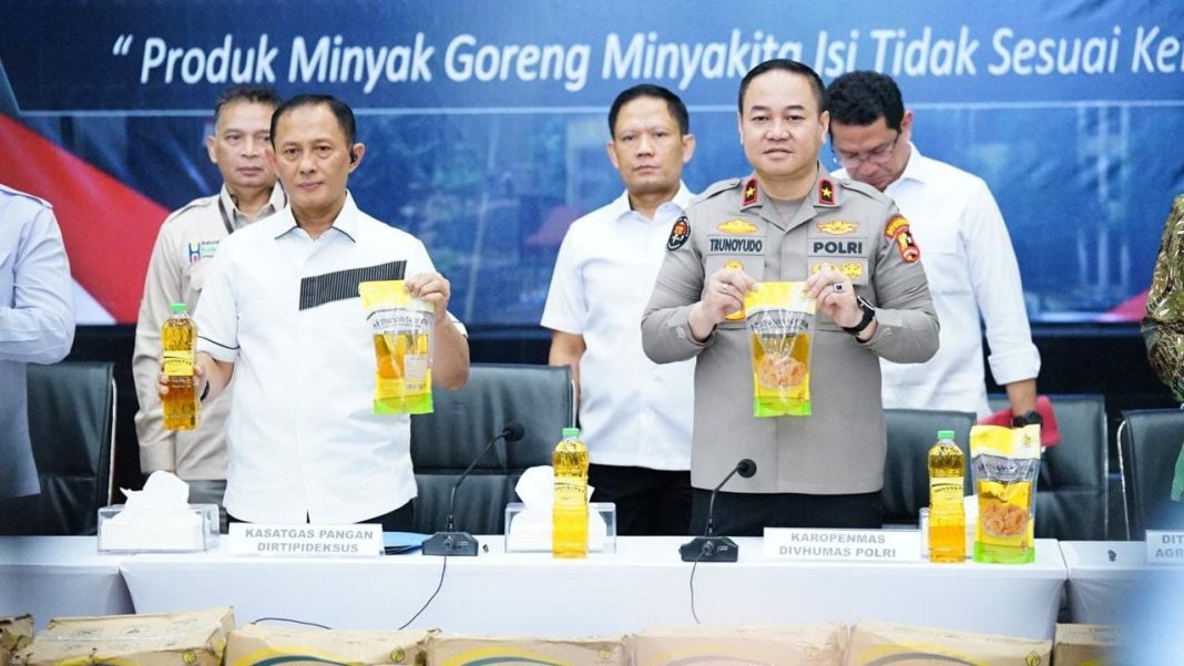 Kasatgas Pangan Dirtipideksus dan Karopenmas Divhumas Polri menunjukkan barang bukti minyak goreng Minyakita yang dikemas ulang tidak sesuai takaran dalam konferensi pers pengungkapan kasus di Bareskrim Polri, Jakarta.