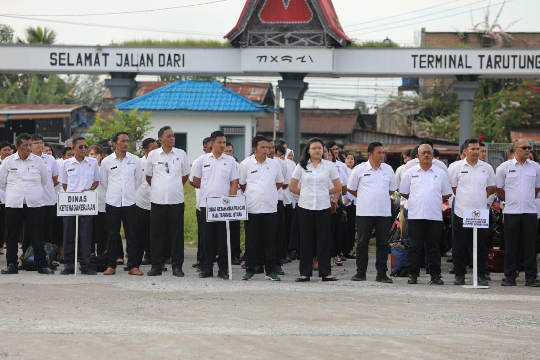 Saat berlangsungnya apel gabungan Bupati, Wakil Bupati dengan para ASN Taput, Rabu (12/3/2025).