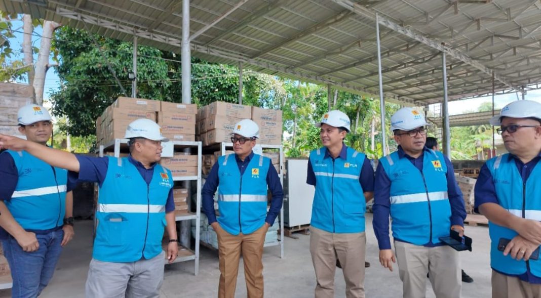 Asman Jaringan (dua dari kiri) saat menjelaskan kondisi Gudang pada General Manager PLN UID Sumut Agus Kuswardoyo yang datang beserta rombongan. (Dok/PLN)