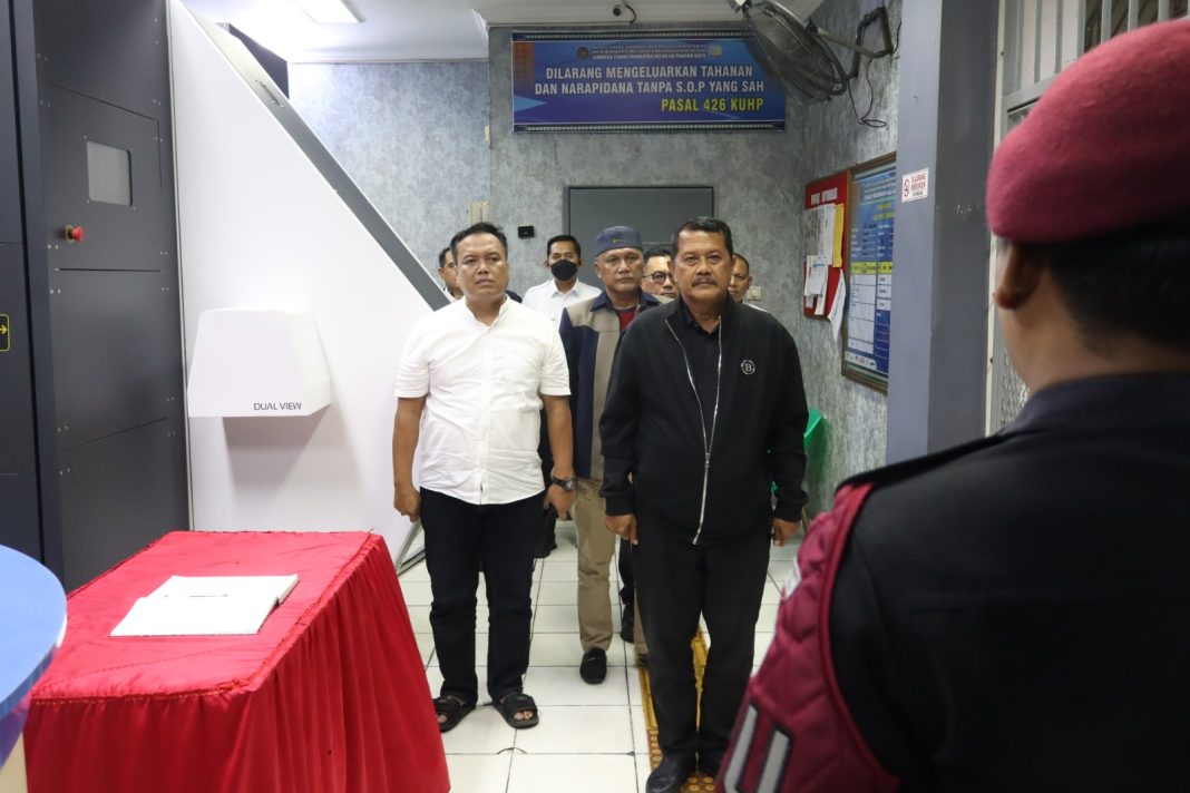 Dirjenpas Irjen Pol Drs Mashudi SIK SH MHum, bersama rombongan saat melakukan kunjungan kerja ke Lapas Kelas IIA Pancurbatu, Kamis (13/03/2025).
