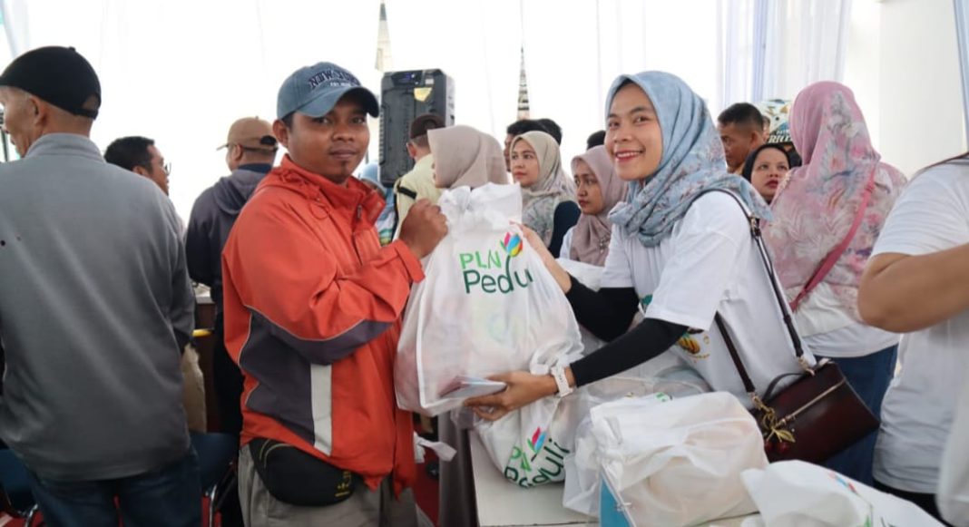 Srikandi PLN terus berperan aktif dalam mendistribusikan sembako kepada warga. (Dok/PLN)